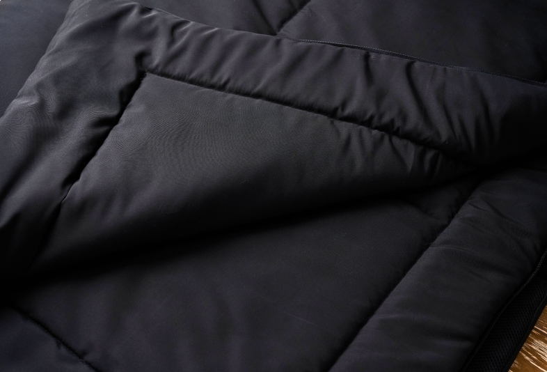 吸湿発熱綿は、汗や湿気を吸収し そのエネルギーを熱に変える素材。 自然にあたたかさを生み出し 心地よいぬくもりを保つ。